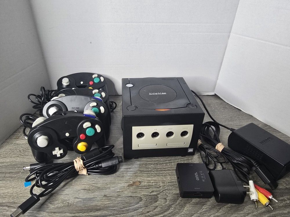 Gamecube Bundle- 4 Controllers.