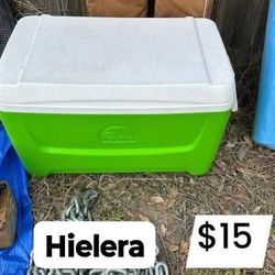 Hielera 48qt. usada en buenas condiciones. $15 dlls. (Precio es firme) Me ubico en Alton es solo para levantar