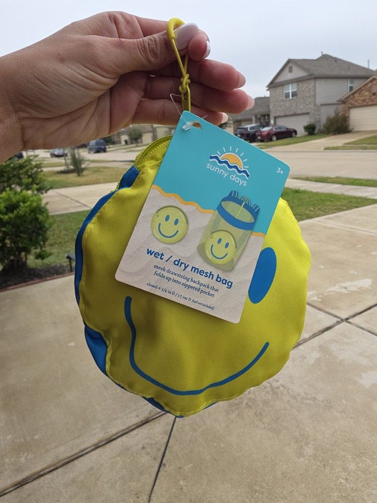 Wet/dry mesh bag.
Features: Drawstring backpack that folds into a zippered pocket.
Size (closed): Approximately 17 cm in diameter. Pool