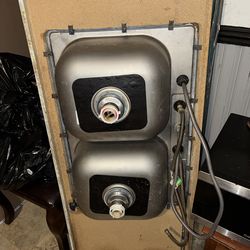 Double sink with baseboard