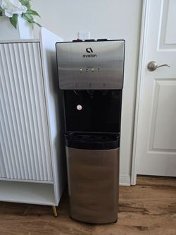 Avalon water dispenser 3 temperature + water bottle (like new)