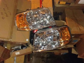 headlight assembly for a 2003-2006 Ford Expedition, featuring a chrome housing and amber corner reflector.