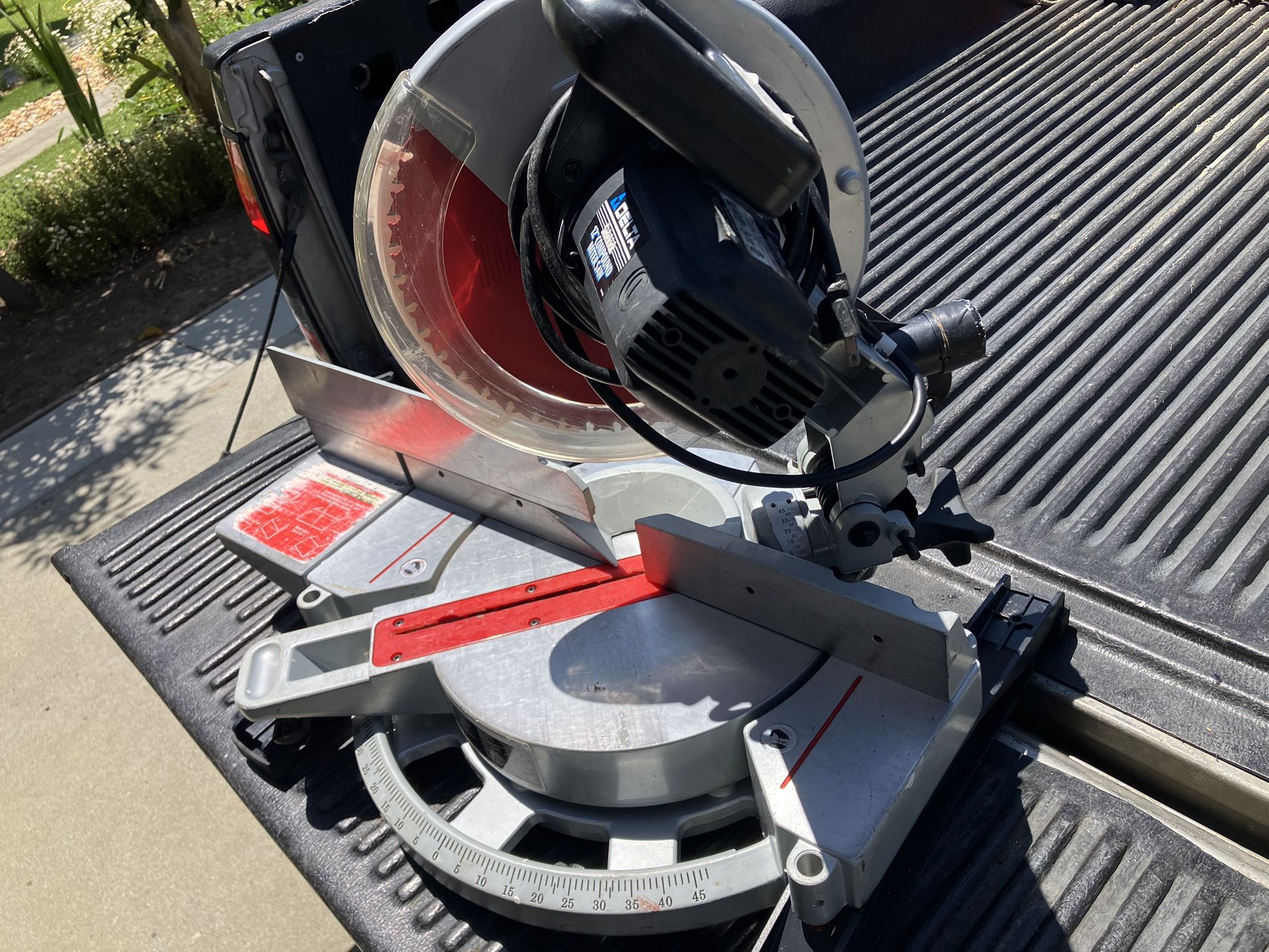 Delta sidekick 12 inch compound Miter Saw   With a New Diablo Blade. Price Is Firm. Cash Only.