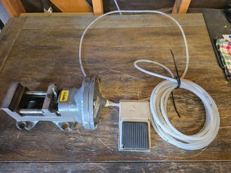 Heinrich DA-3301 3" Pneumatic Machine Vise 3-1/8" Opening w/ Foot Pedal