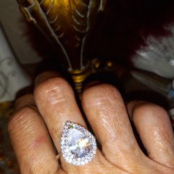 GORGEOUS 4ctw PEAR Halo Cz 925SS Ring