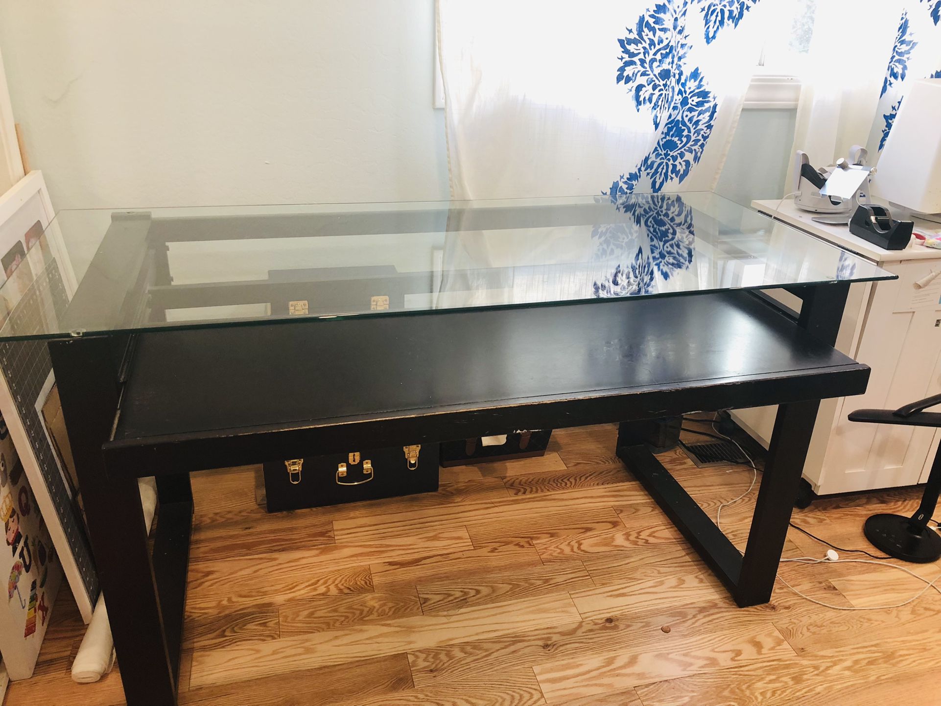 Free Glass Computer Table 