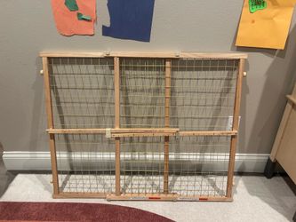 Wood wire mesh gate