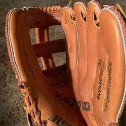 Baseball Glove . Regents. Right Hand Leather XG/700 Never used Leather 