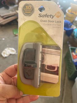 Oven door safety lock