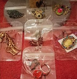 Costume/Vintage Jewelry Brooch  Lot