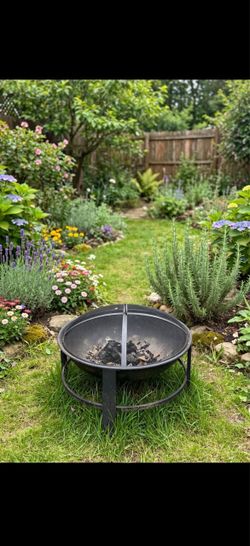 Round steel wood-burning fire pit with mesh spark screen cover