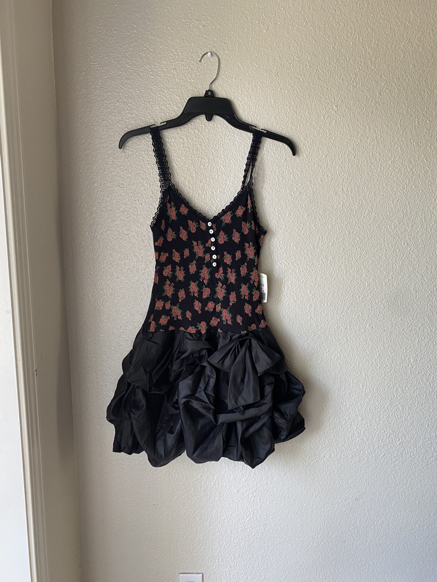 Brand New Woman’s Forever 21 brand Black Floral Dress Up For Sale