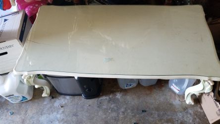 Coffee table w/ glass table top