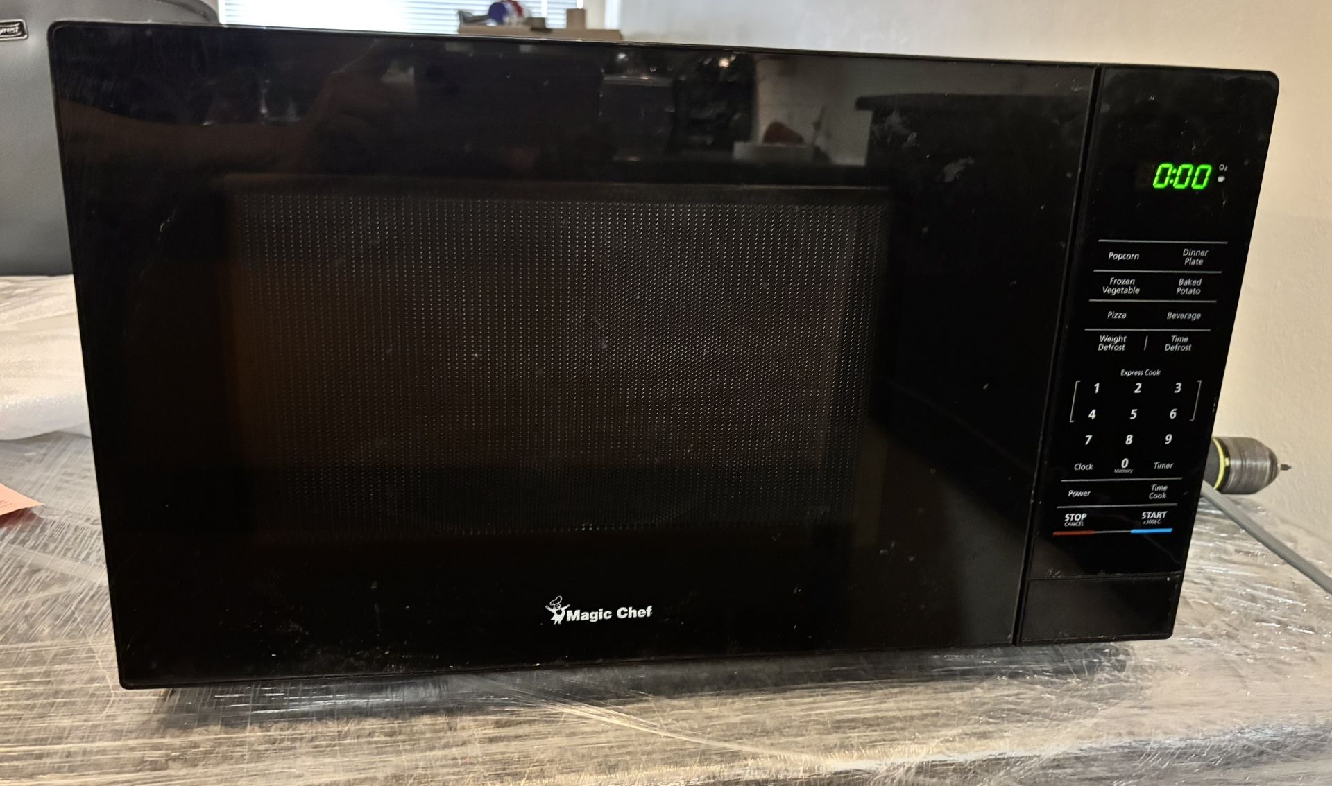 Countertop 1.1 Cubic Ft Microwave Gently Used