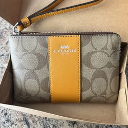 COACH CORNER ZIP WALLET NEW