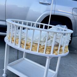 Baby Vintage Crib/bassinet