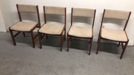 4 sold wood chairs good condition
