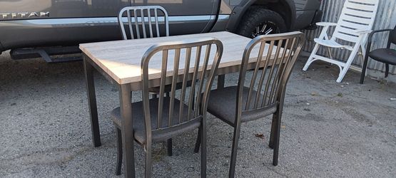 Table with 3 chairs
