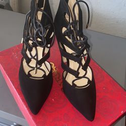 BLACK HEELS SZ  8 