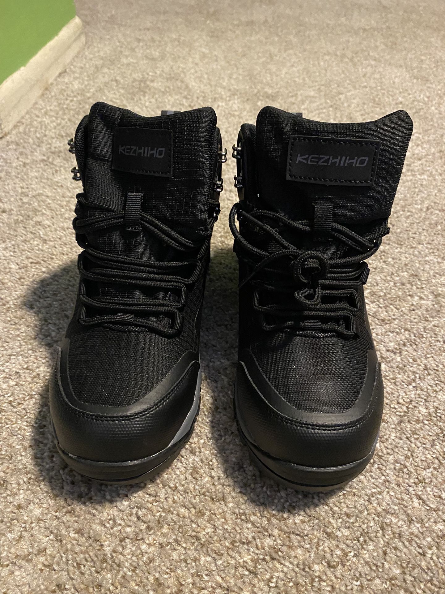 Never worn, Kezhiho Waterproof Steel Toe Boots for Women Wide Width Non Slip Work Boots Lightweight Slip Resistant