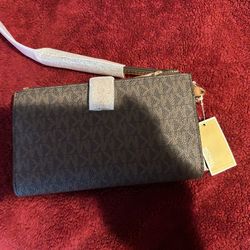 Brand New Michael Kors Wristlet 
