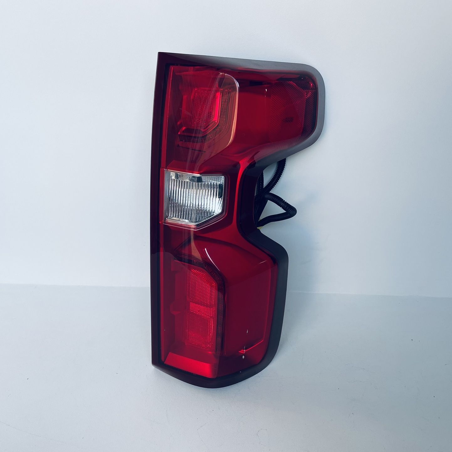 2019-2024 CHEVY SILVERADO RIGHT PASSENGER SIDE TAIL LIGHT LED WITH HALOGEN BULBS OEM