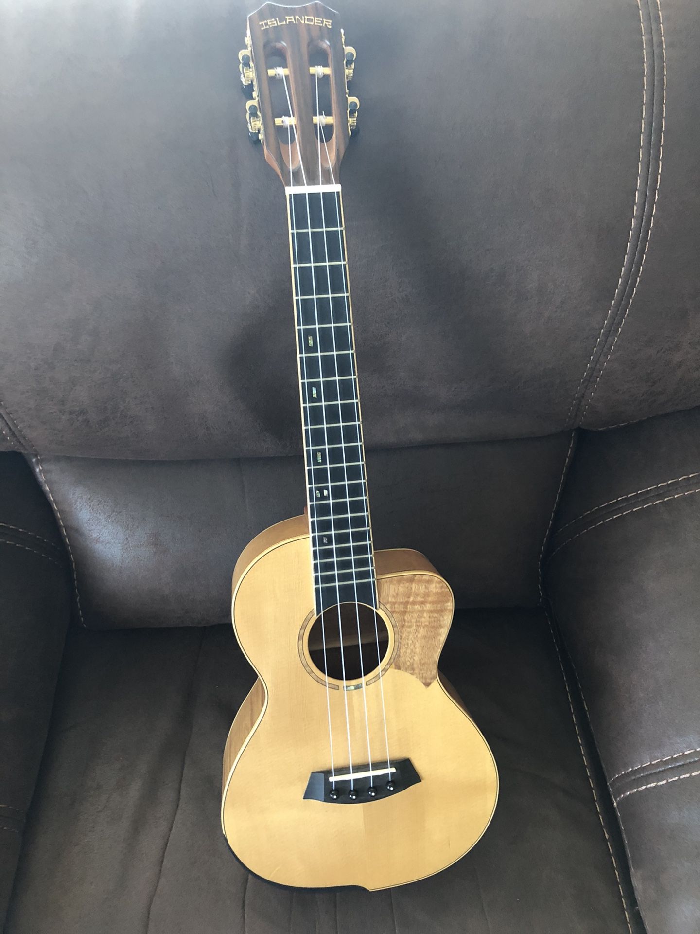 Islander tenor ukulele