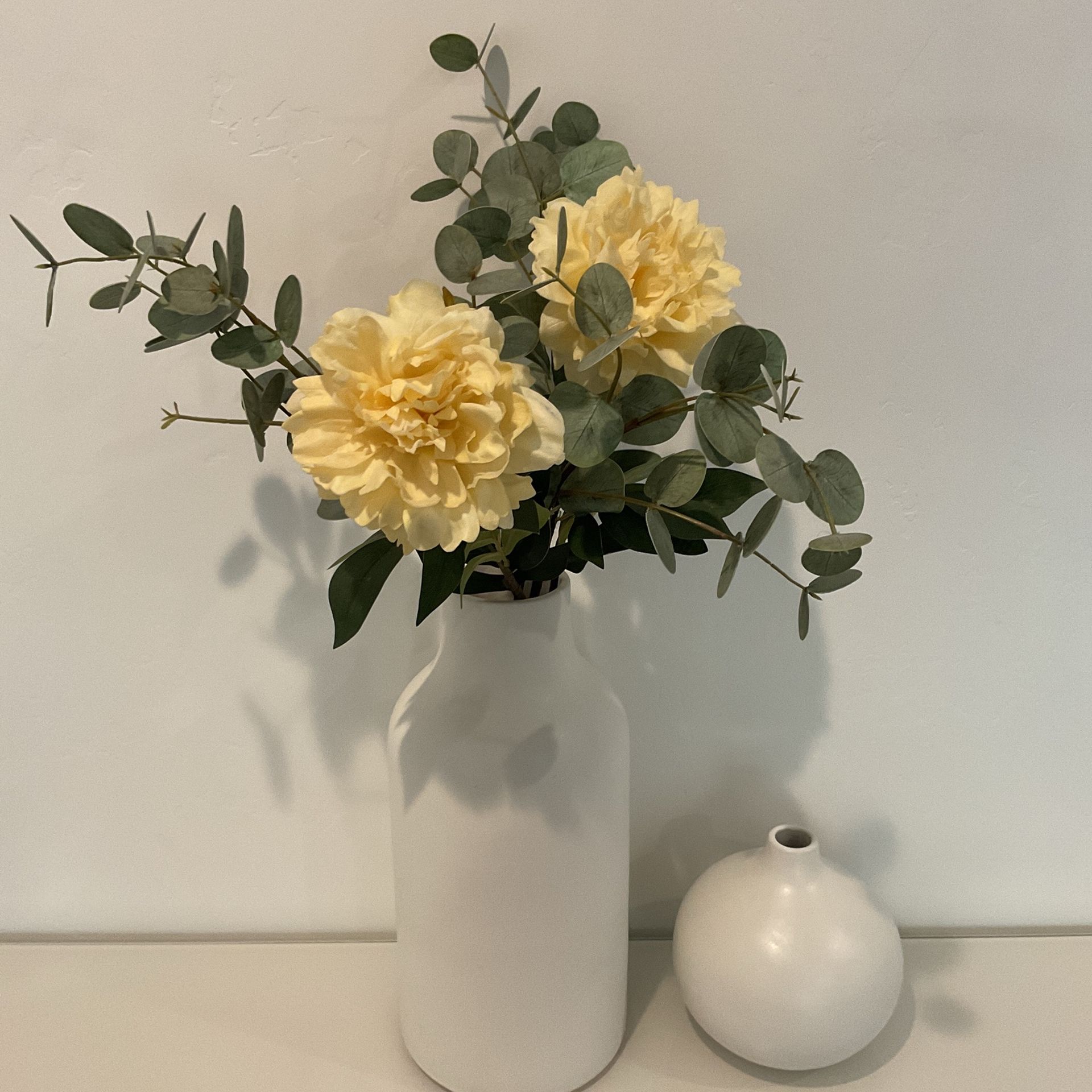 West Elm LIMITED EDITION Ceramic White Vases + Flowers BRAND NEW!!! PERFECT CONDITIONS!!!