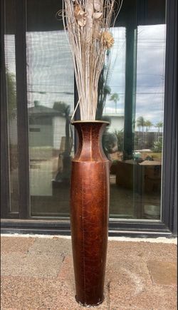 Beautiful Decorative Vase with Dry Flower Arrangement - Like New!