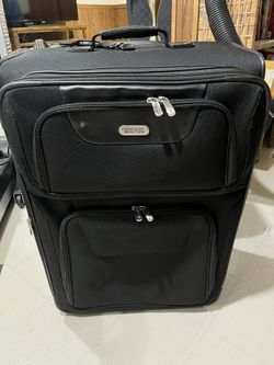 Beautiful Keneth Cole And London Fog Large Suitcases