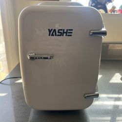 Mini fridge 