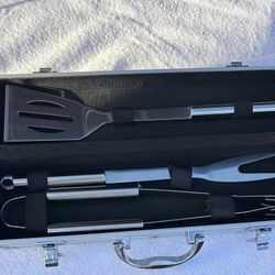 Three-Piece Stainless Steel BBQ Tool Set – Spatula, Fork, Tongs, Metallic Finish