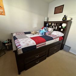 Full Size Bed With Twin Size Trundle Bed Below 