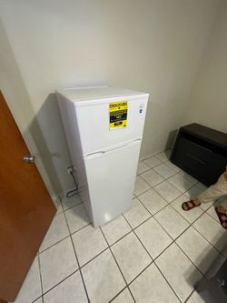 Refrigerator 7.5 perfect for extra rooms