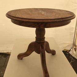 Pedestal solid wood round table
