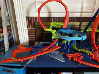 2 Hot wheel Tracks