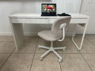 Mesa con sill y cuadros