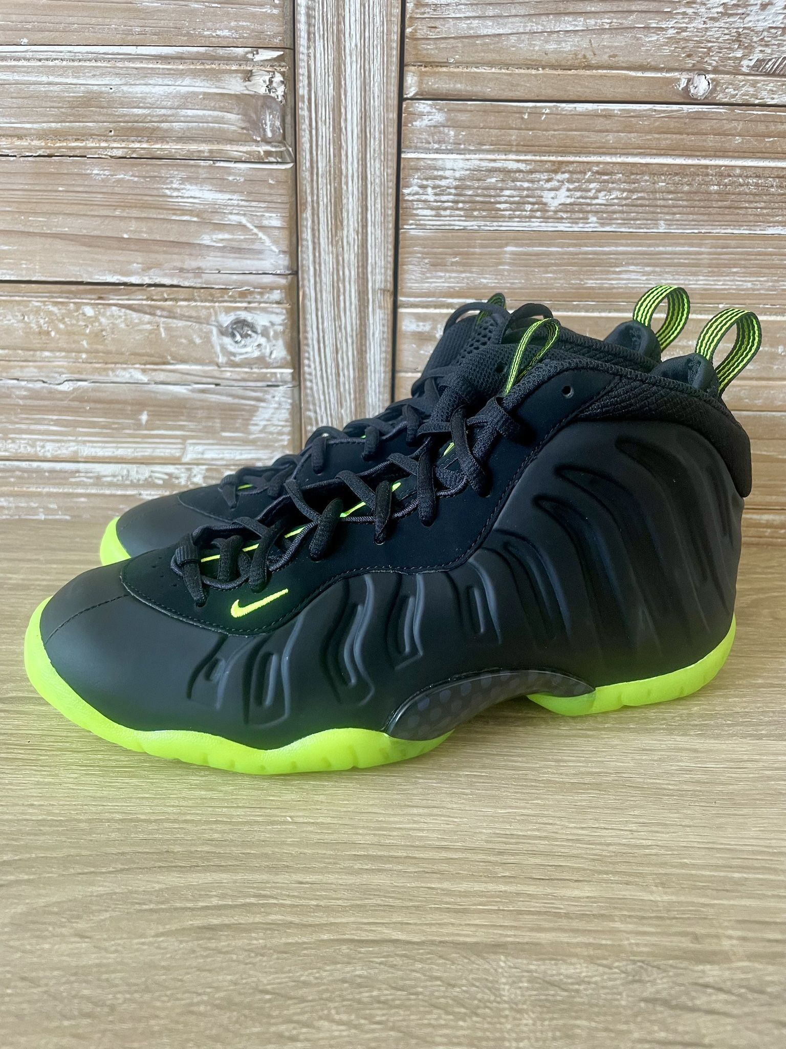 NEW! Nike Foamposite One GS Black Volt Basketball Shoes HF0977-001  7Y /WMNS 8.5  Brand new 100% authentic! Check out photos for further details and f