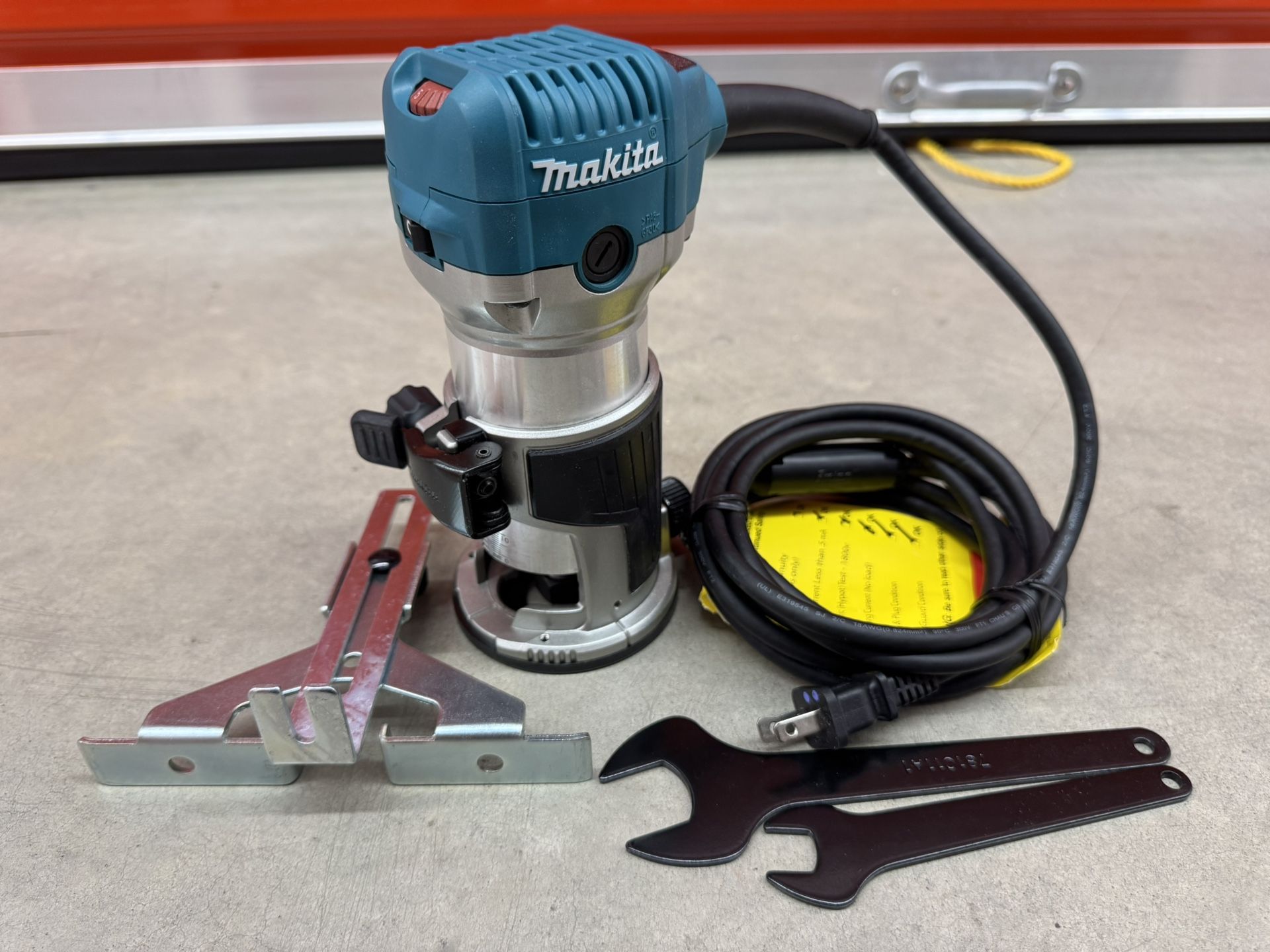 Makita 6.5 Amp 1-1/4 HP Corded Fixed Base Variable Speed Compact Router with Quick-Release