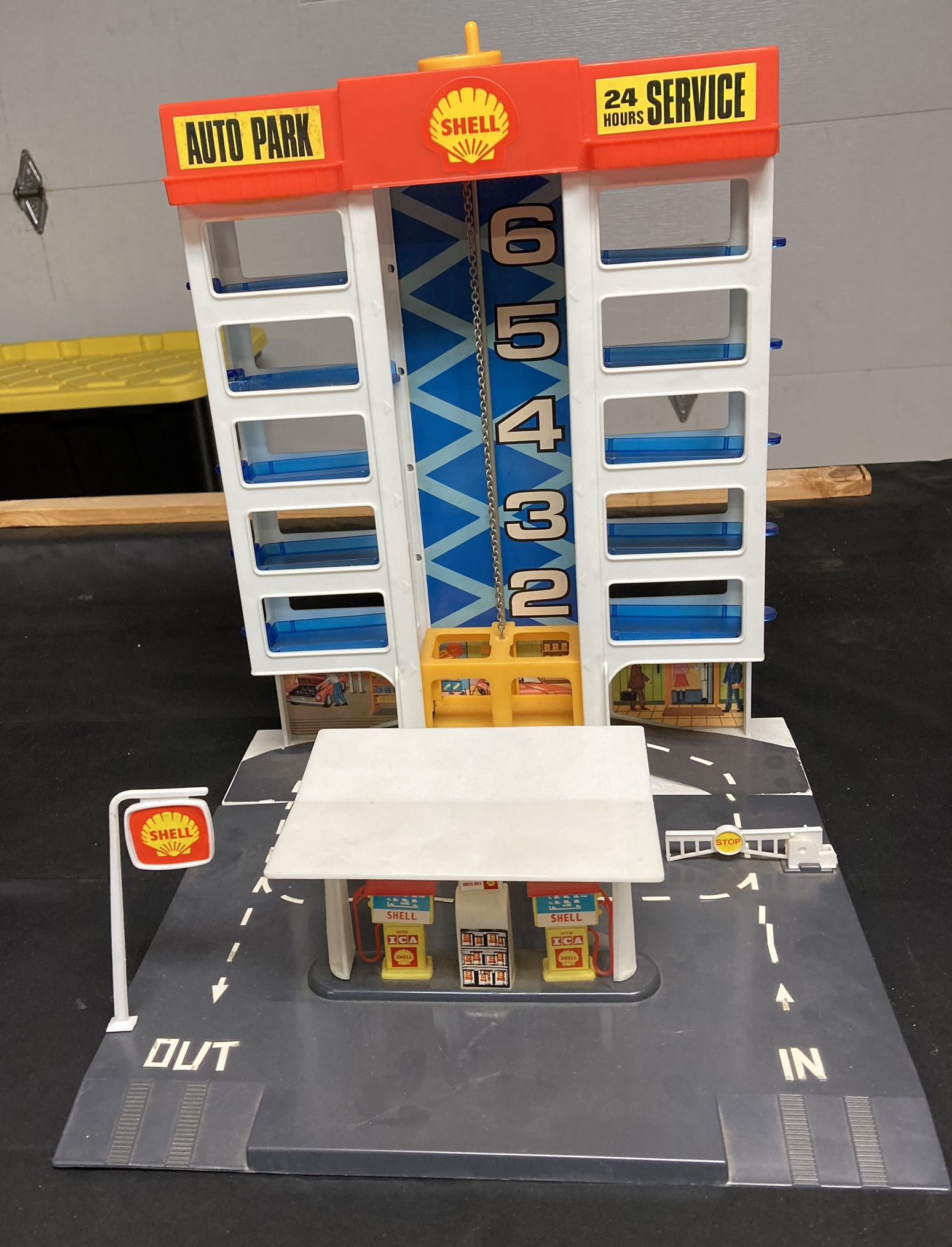 Vintage hot wheels parking garage sale