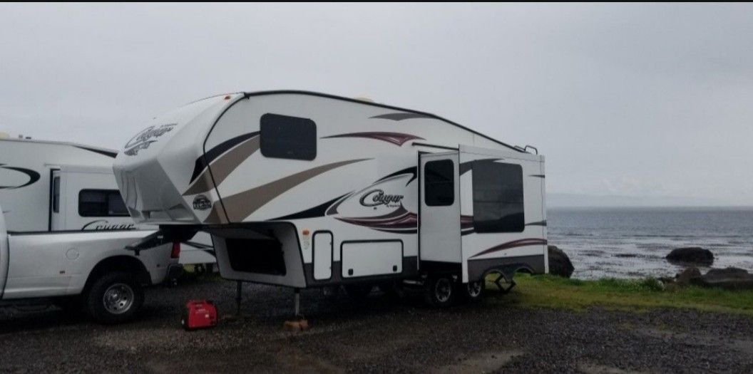 2016 Fleetwood Cougar 28' Fifthwheel Rv Trailer