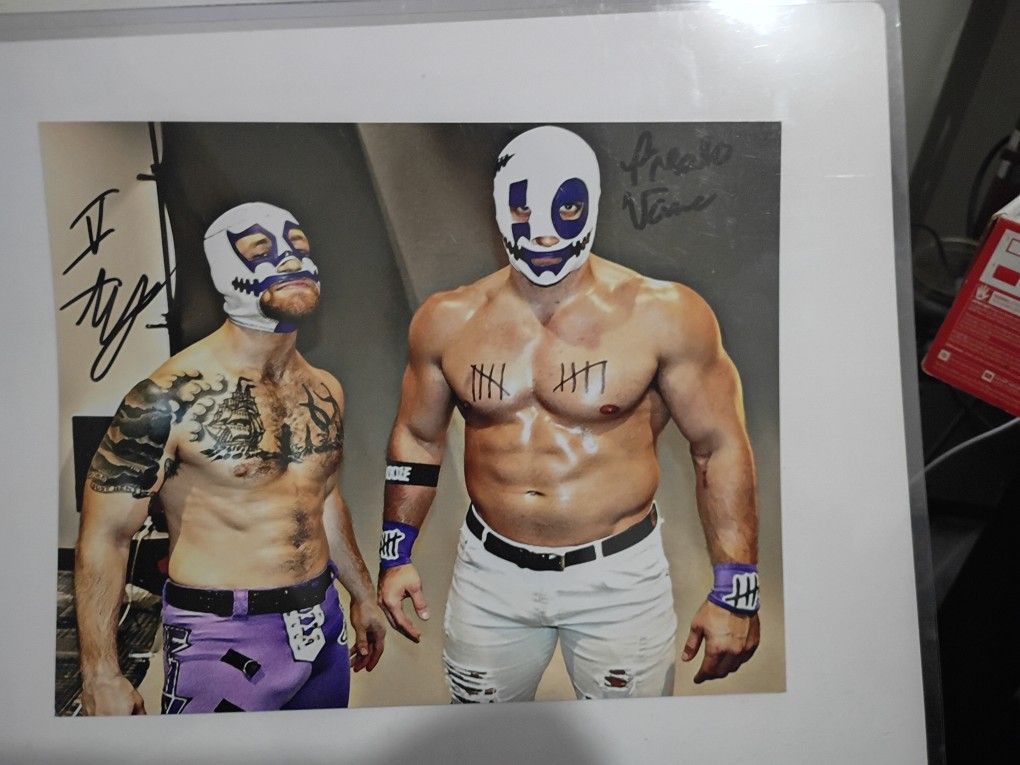 Autograph Of Numbers 5 And Ten From AEW