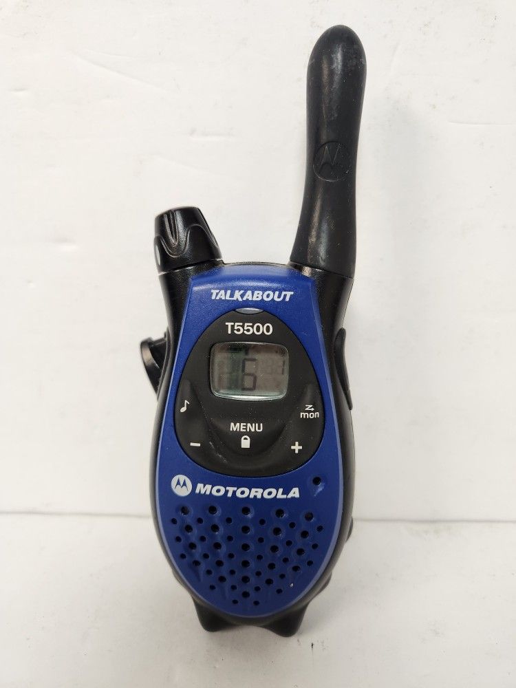Motorola Talkabout T5500 2-Way Radio Walkie Talkie Blue 22 Channel with Clip