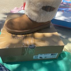 UGG SIZE WOMENS 7