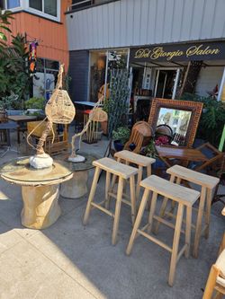 Big sale of vintage items, antiques, art, and more. Open from 11:00 a.m. to 6:00 p.m.