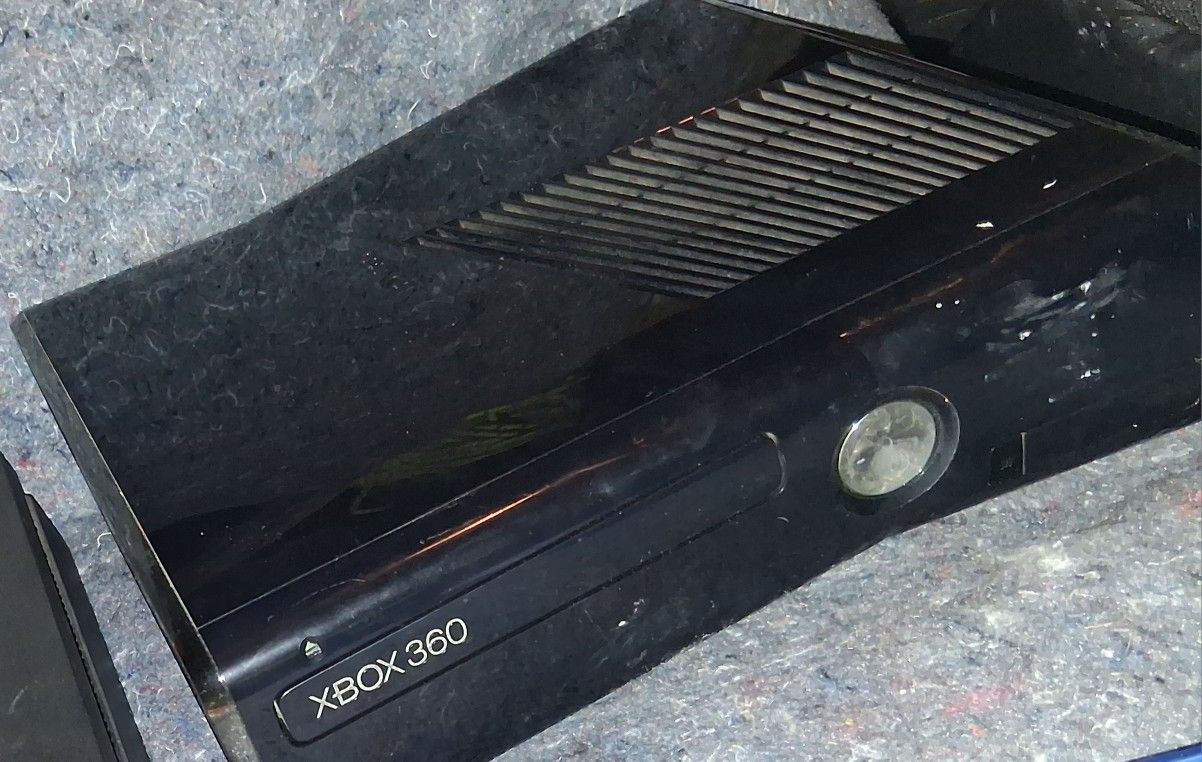 XBOX 360 w/ 2 CONTROLLERS & 10 Games