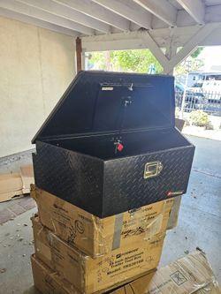 BRAND NEW TONGHE TRAILER TOOL BOX ALUMINUM DIAMOND COLOR BLACK 39" COMES SET KEYS IF SOMEBODY INTERESTED PLEASE TEXT ME ANY TIME HABLO ESPAÑOL THANKS