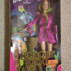 Barbie as Daphne with Scooby Doo