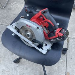 Milwaukee Saw With Battery !