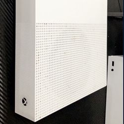 Xbox One S - 1 controller (negotiable)